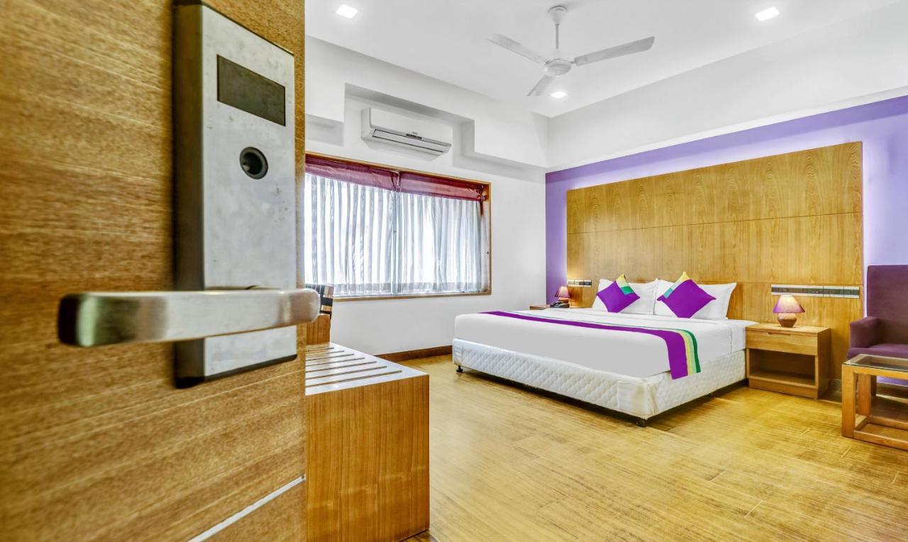 Medora Hotel Kozhikode Bagian luar foto