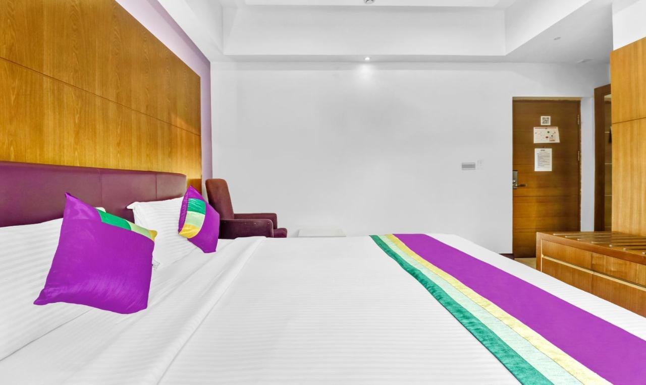 Medora Hotel Kozhikode Bagian luar foto