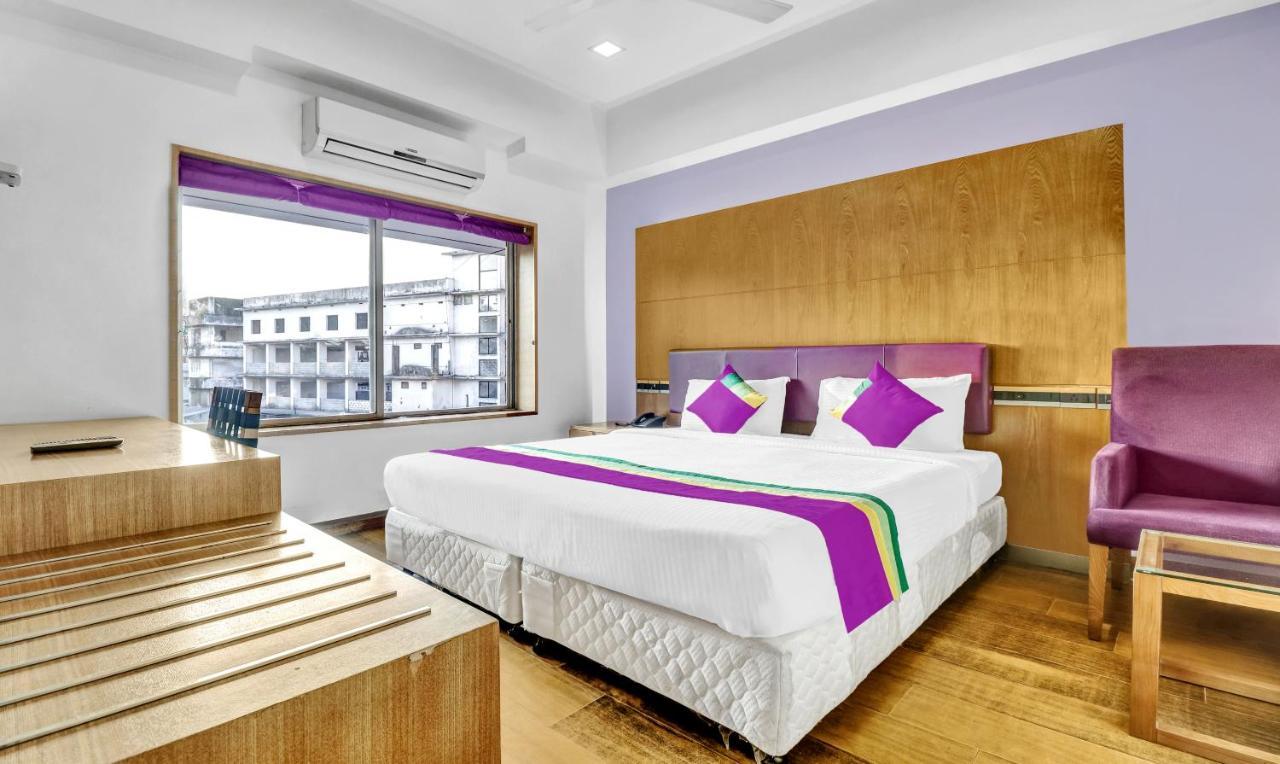 Medora Hotel Kozhikode Bagian luar foto