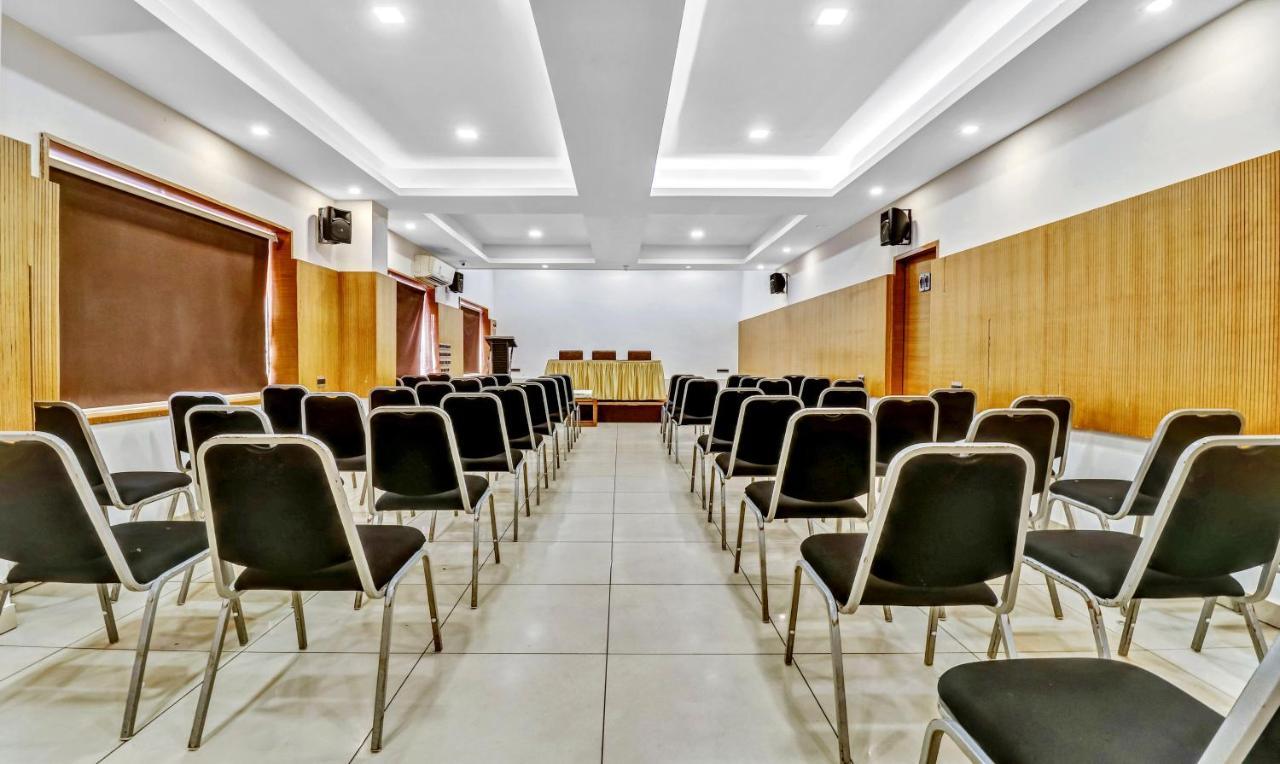 Medora Hotel Kozhikode Bagian luar foto