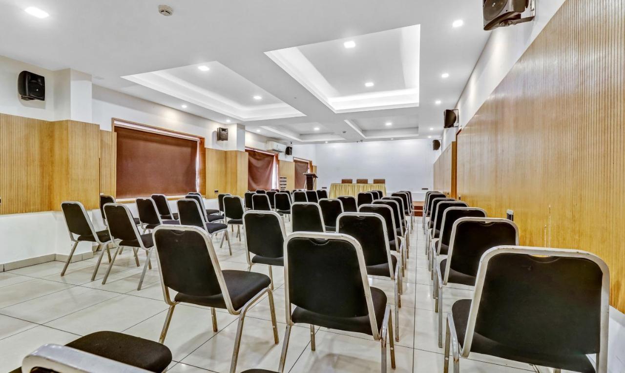 Medora Hotel Kozhikode Bagian luar foto