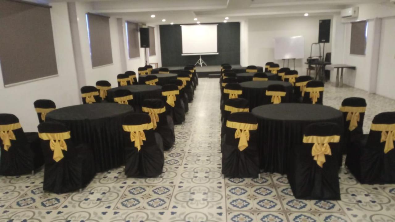 Medora Hotel Kozhikode Bagian luar foto