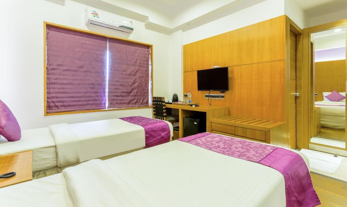 Medora Hotel Kozhikode Bagian luar foto