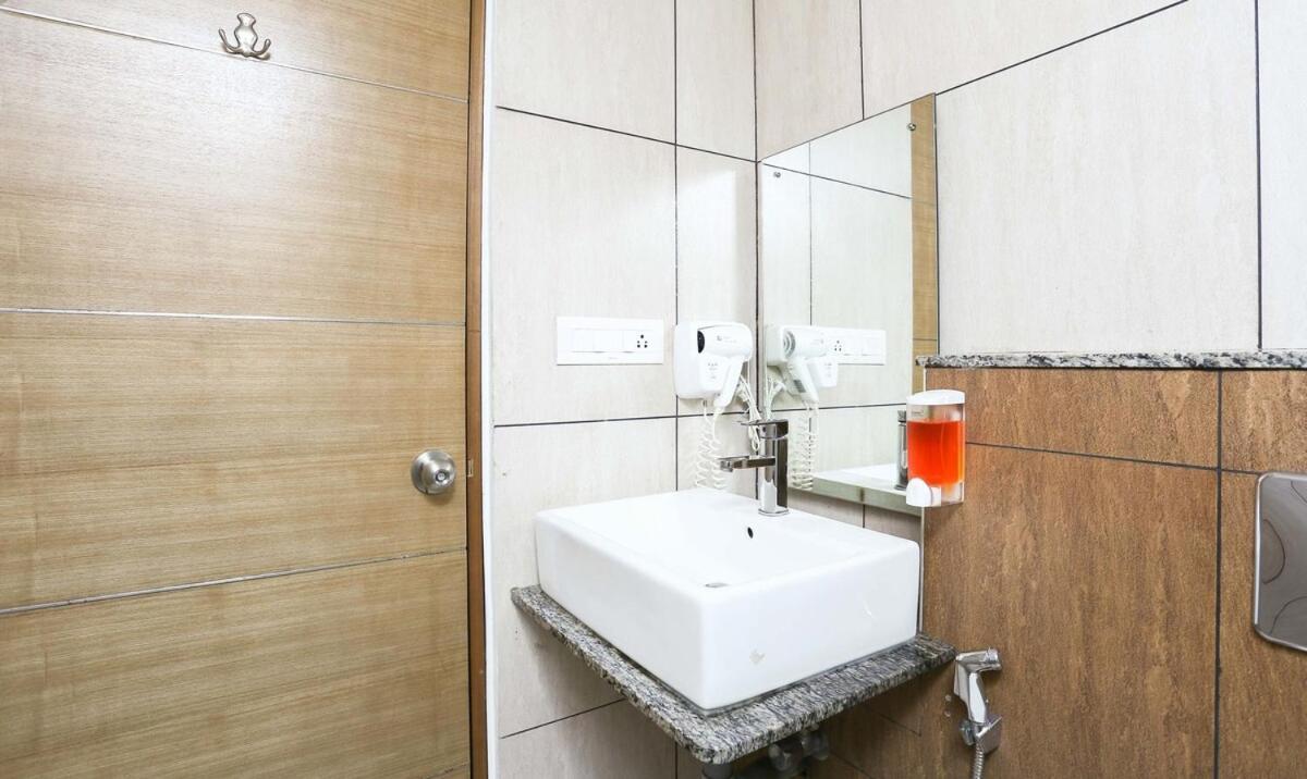 Medora Hotel Kozhikode Bagian luar foto