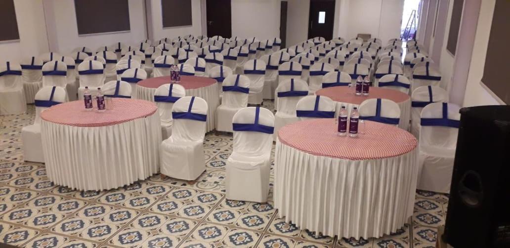 Medora Hotel Kozhikode Bagian luar foto