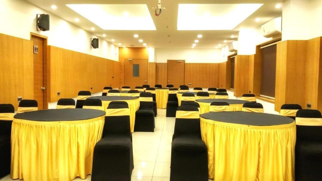 Medora Hotel Kozhikode Bagian luar foto