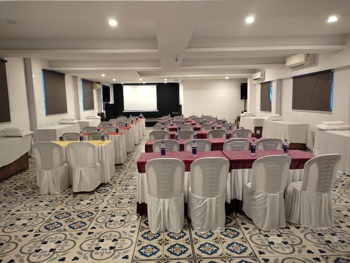 Medora Hotel Kozhikode Bagian luar foto