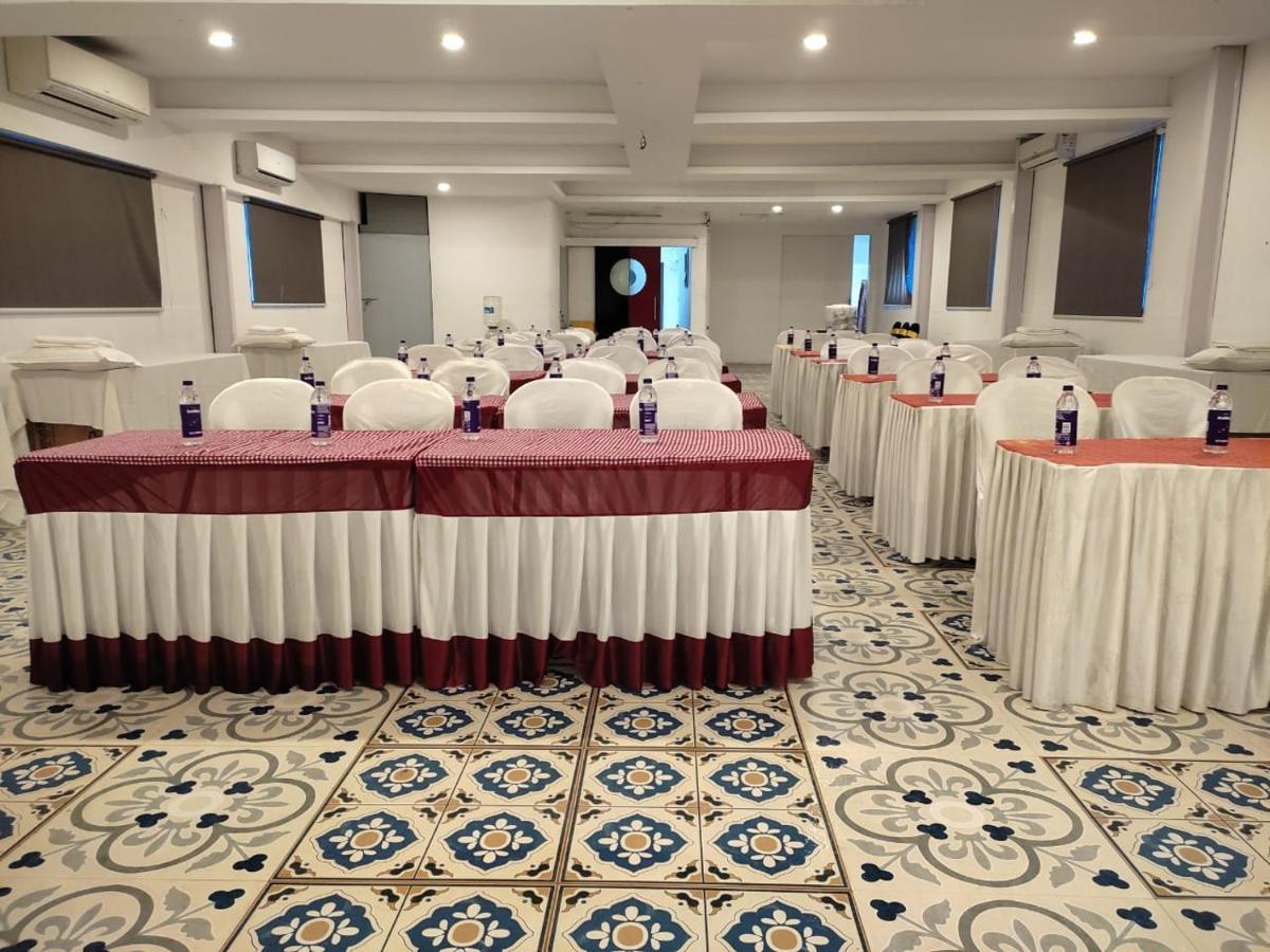Medora Hotel Kozhikode Bagian luar foto