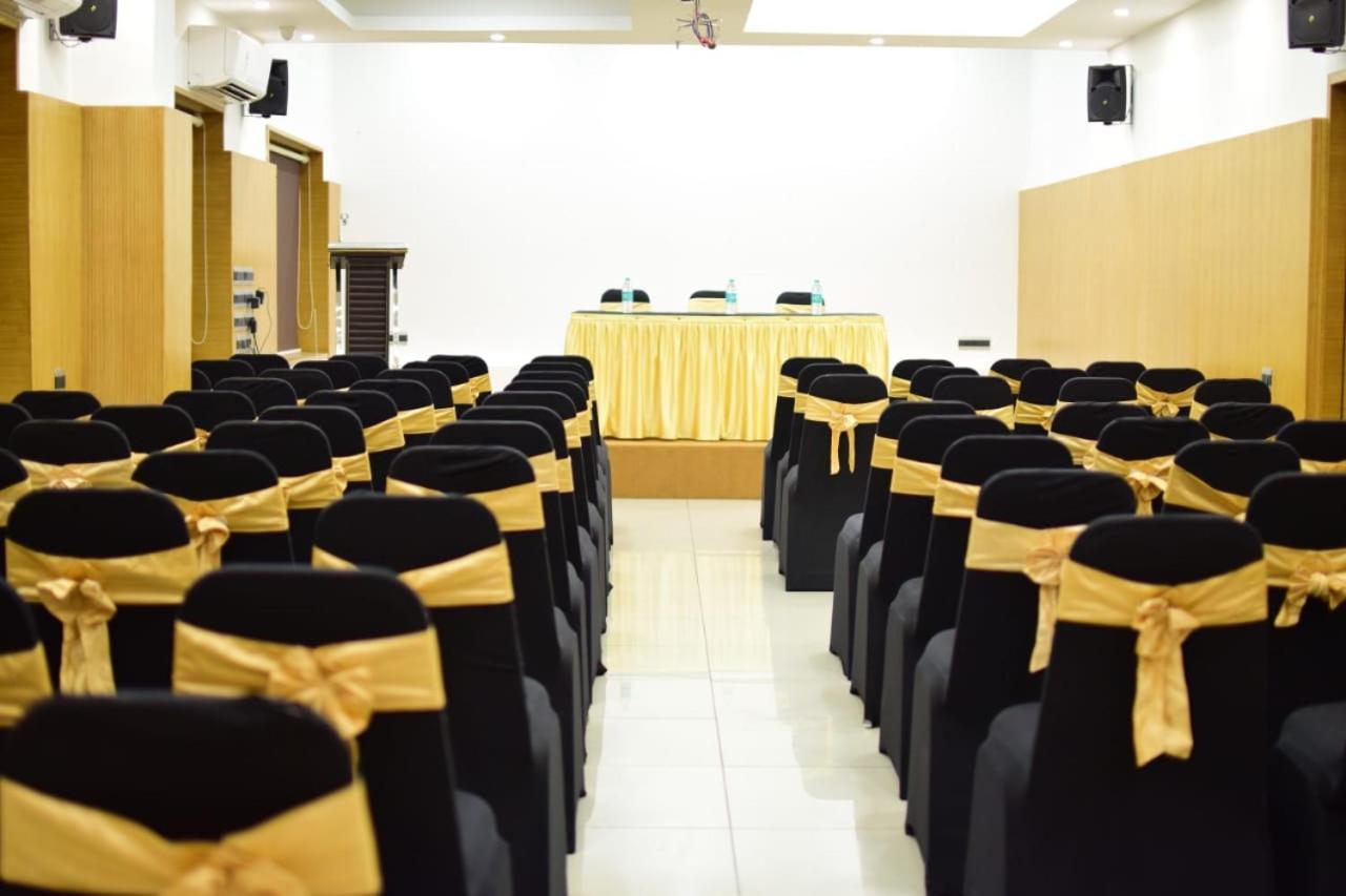 Medora Hotel Kozhikode Bagian luar foto